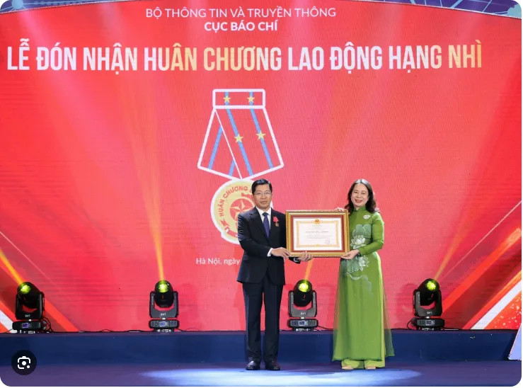 1988 Nhận huy chương Lao động hạng Nhì